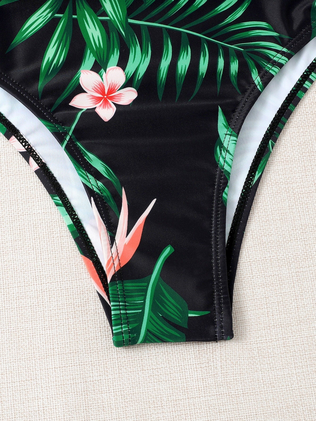 Set de Bikini Tropical Negro con Kimono Estampado y Push Up