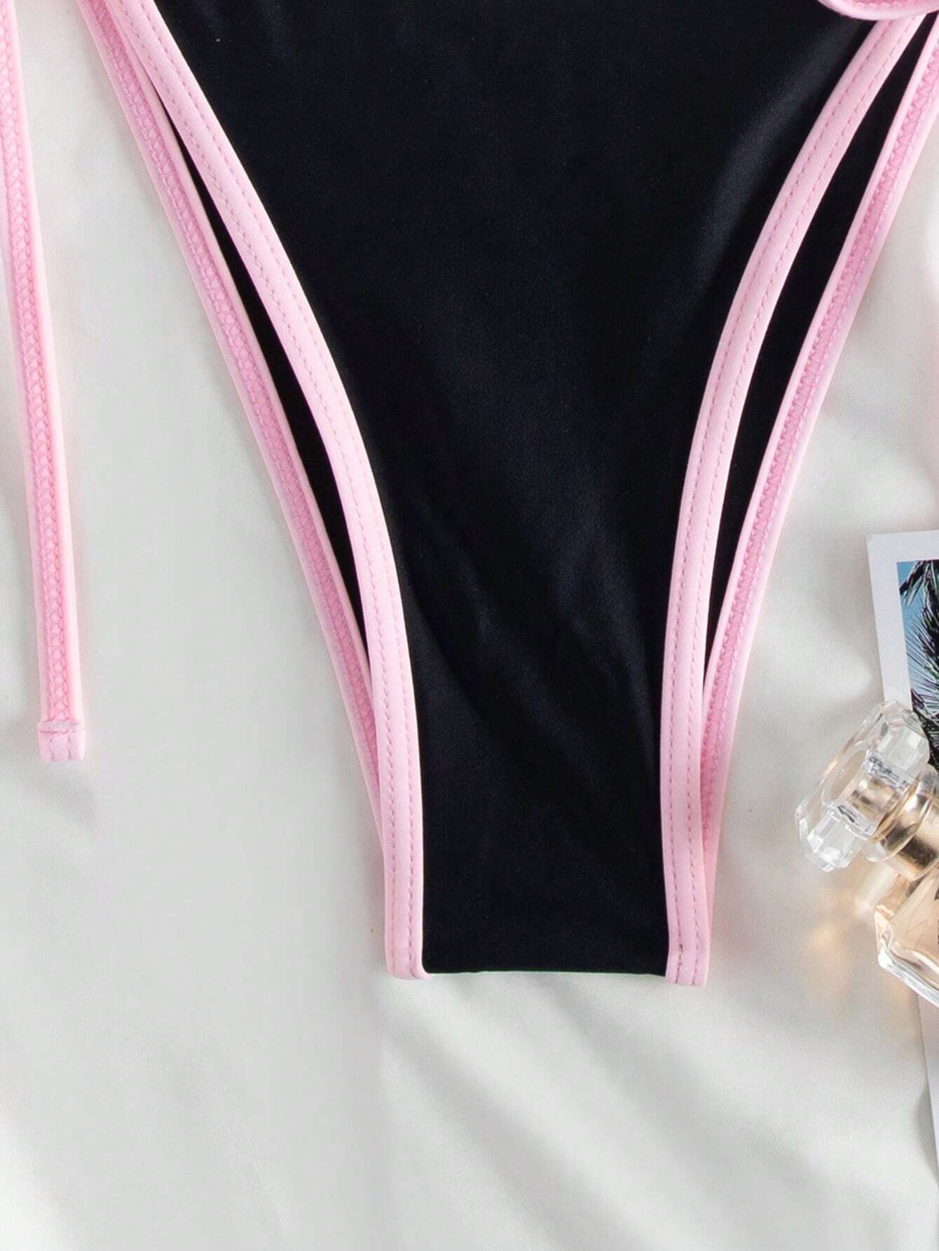 Bikini Sexy Con Lazo y Ribete en Contraste Negro y Rosa