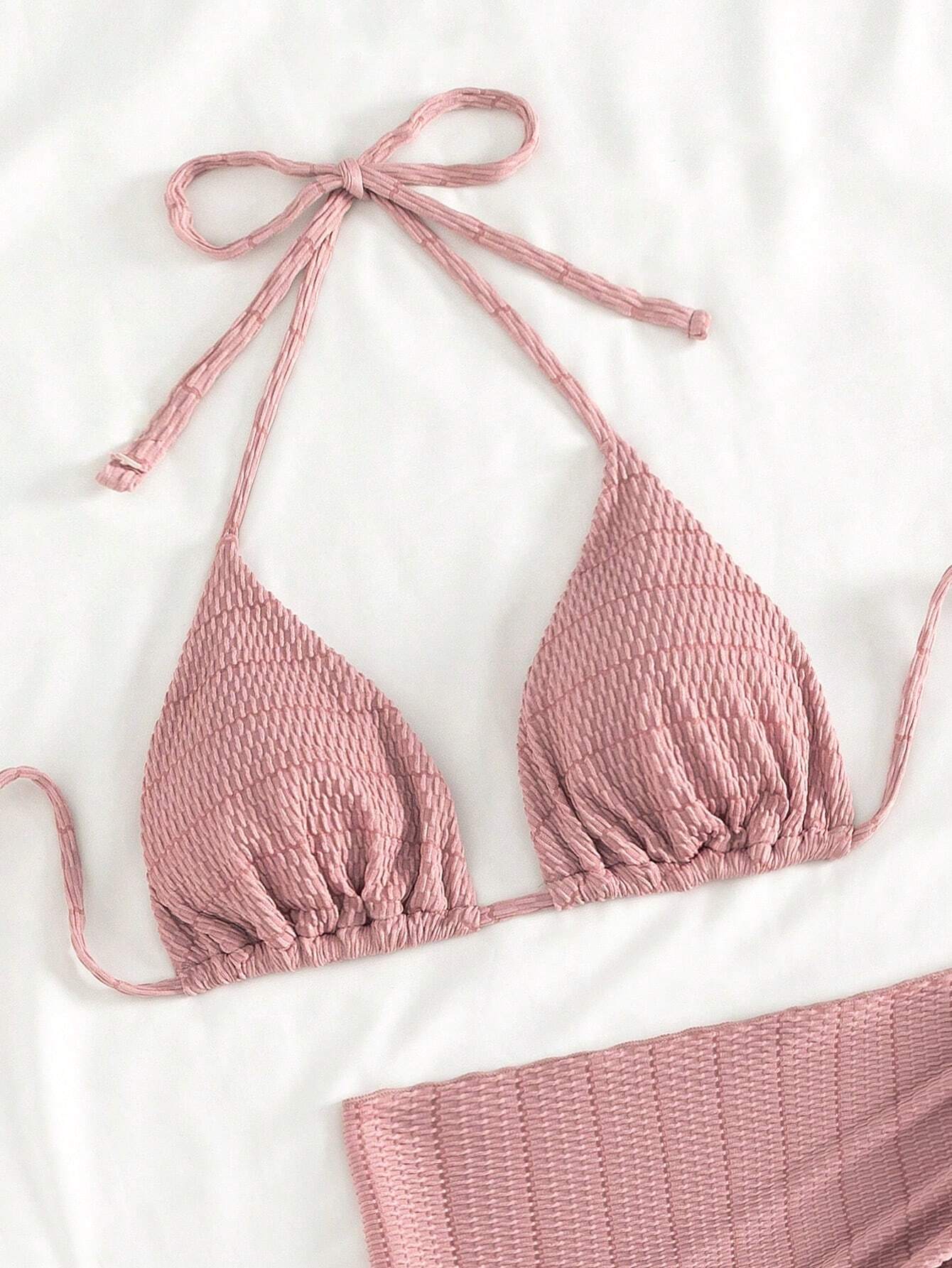 Bikini de 3 piezas rosa con top halter y pareo tejido texturizado