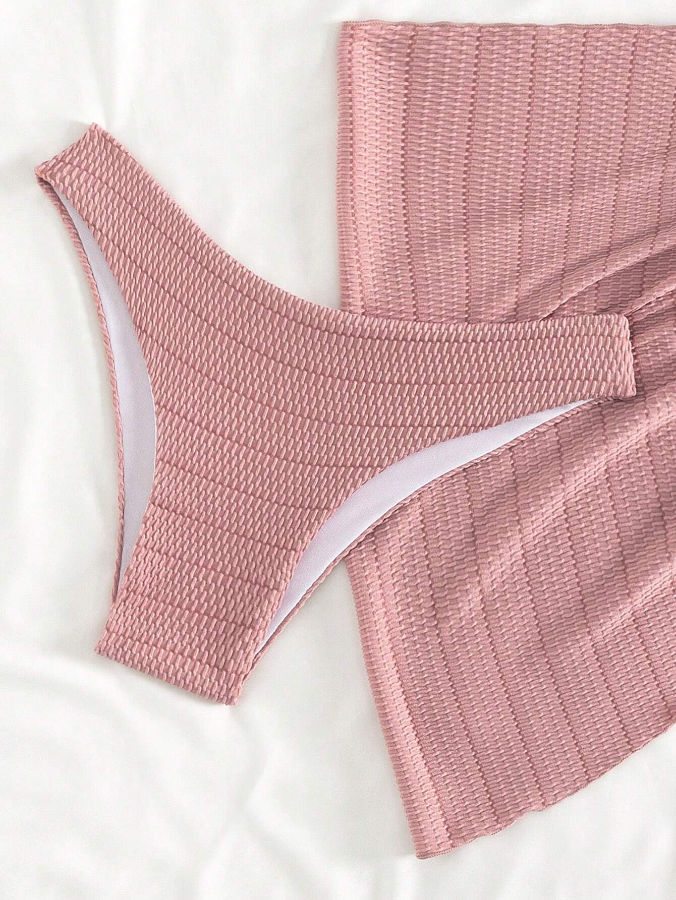 Bikini de 3 piezas rosa con top halter y pareo tejido texturizado