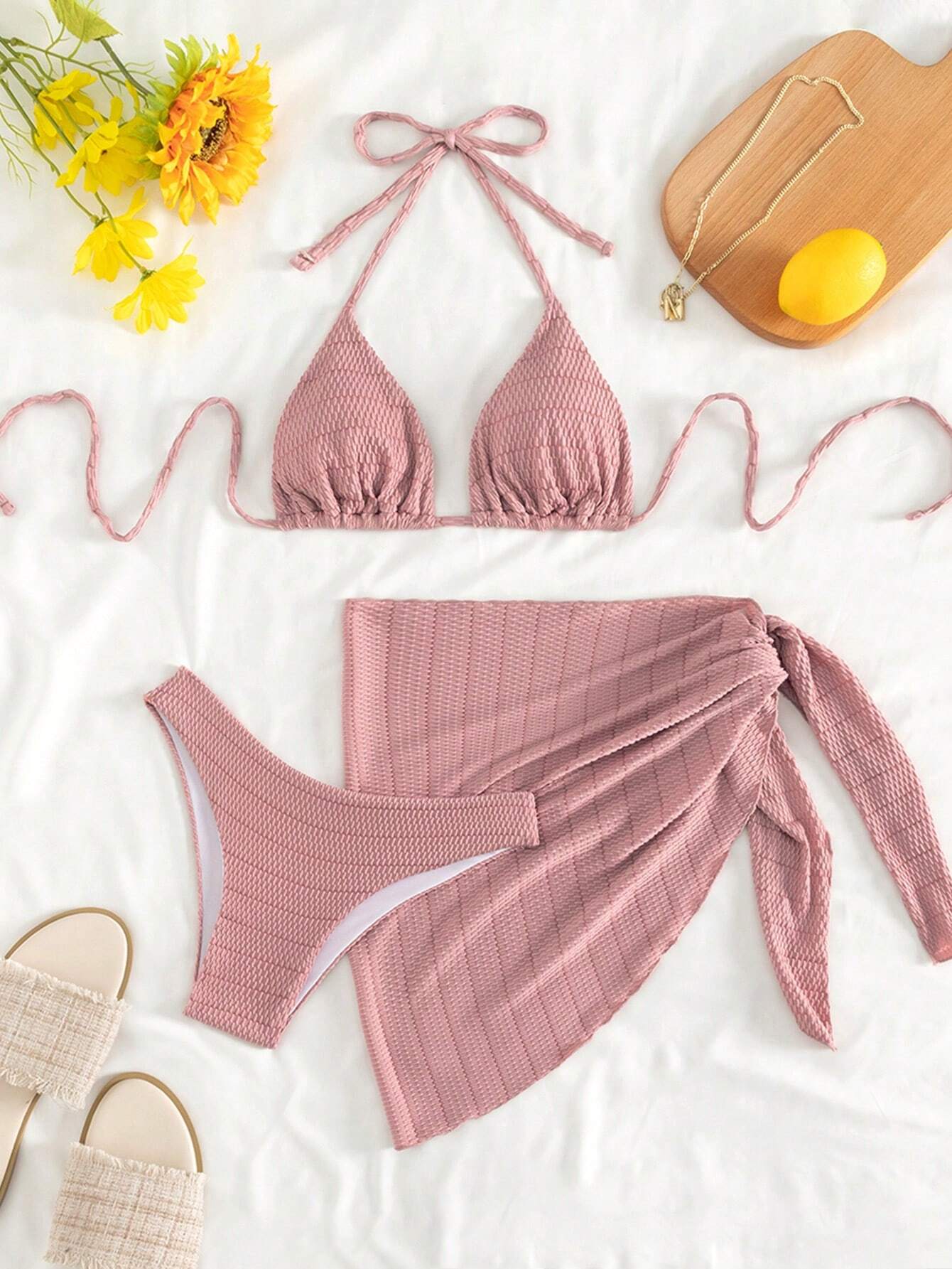 Bikini de 3 piezas rosa con top halter y pareo tejido texturizado