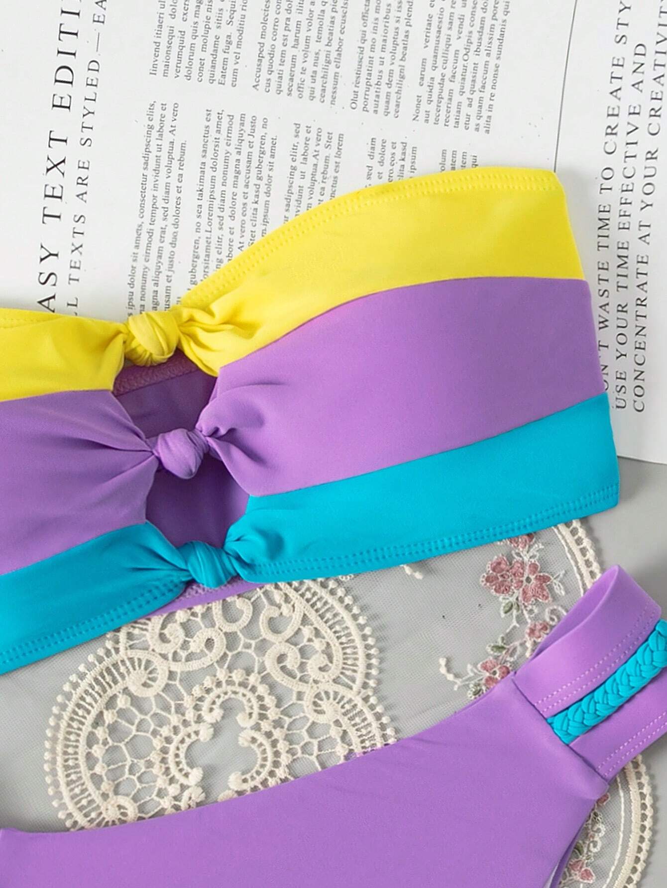 Bikini Bandeau Multicolor Pastel con Detalle Trenzado