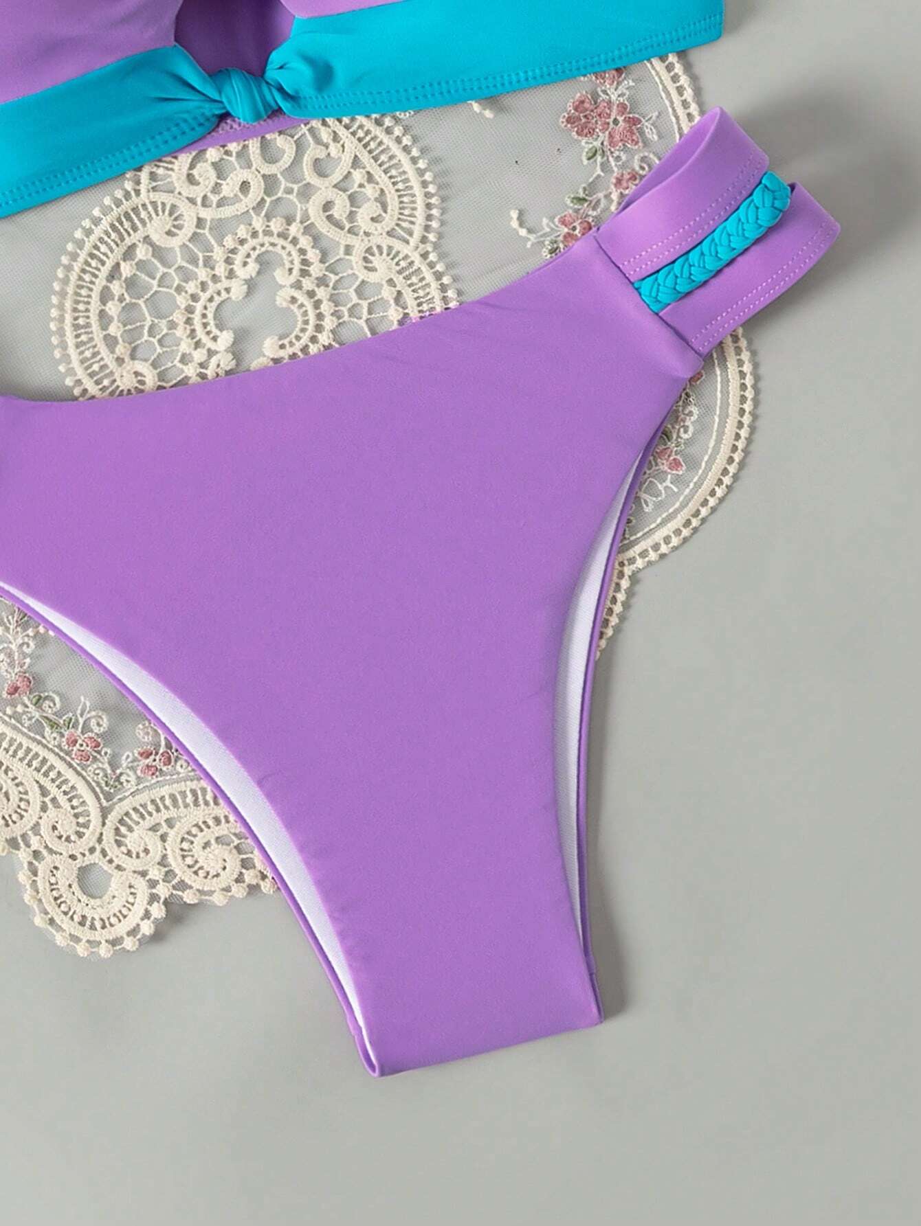 Bikini Bandeau Multicolor Pastel con Detalle Trenzado
