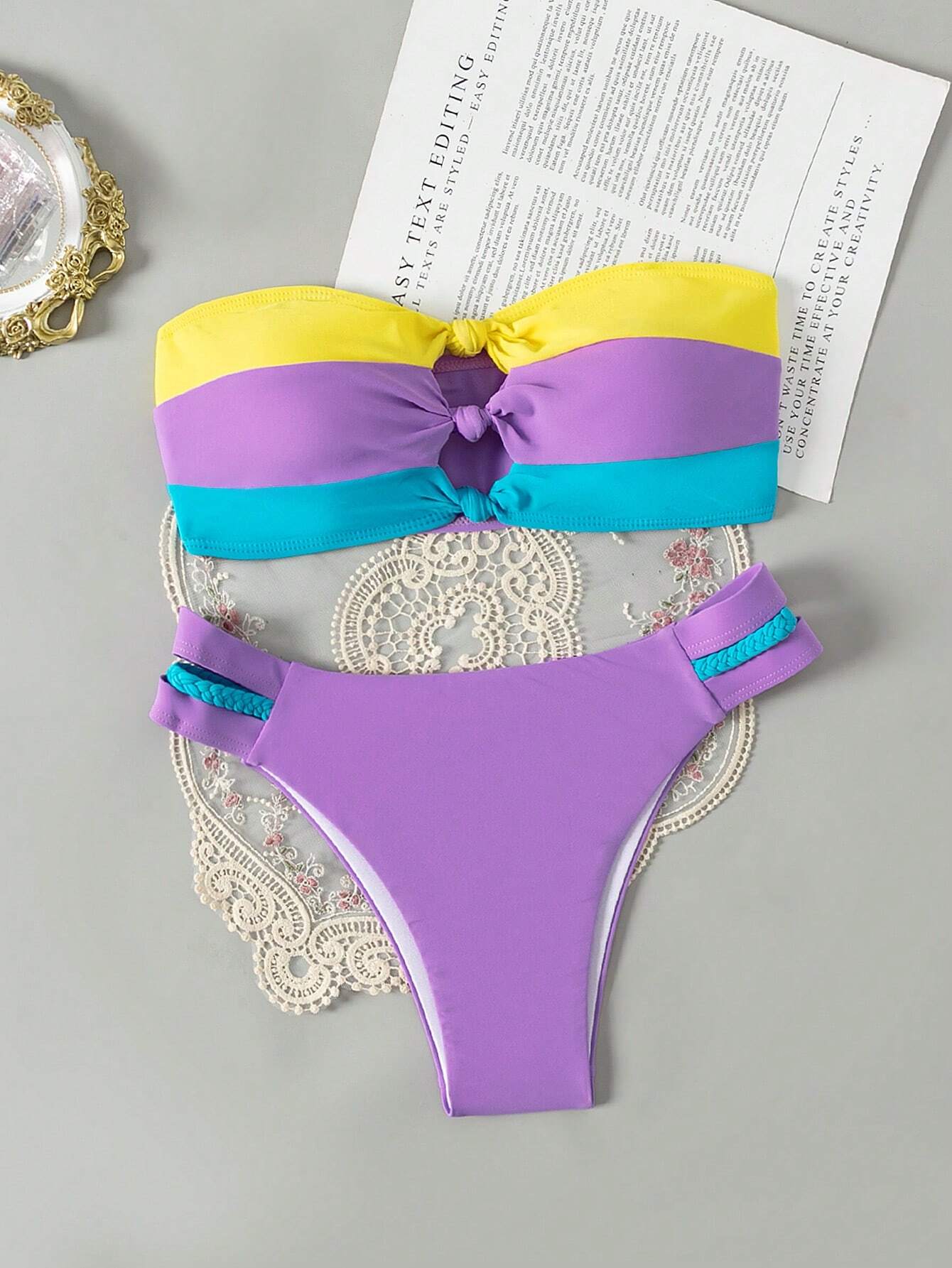 Bikini Bandeau Multicolor Pastel con Detalle Trenzado