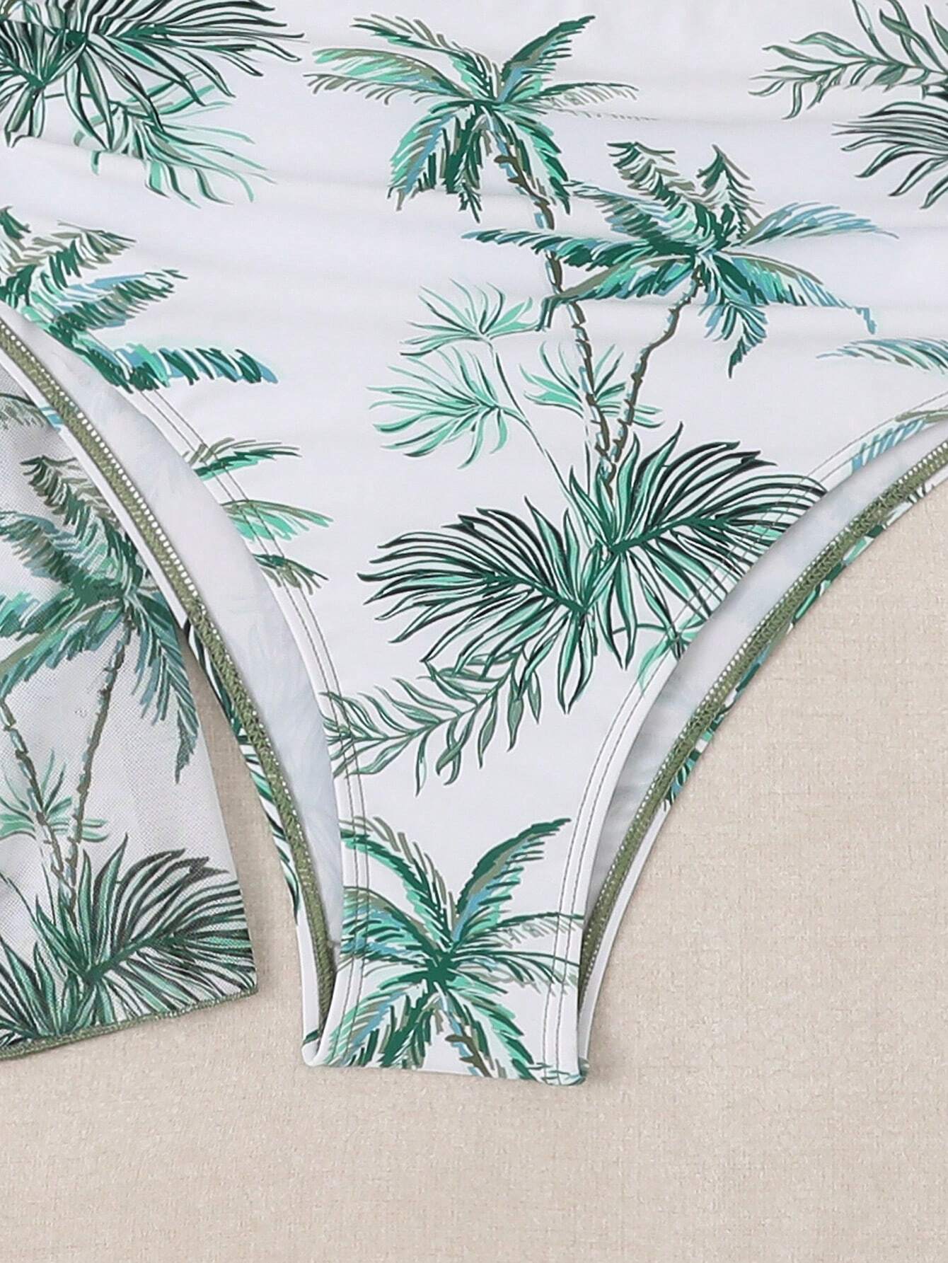 Bikini Tropical Verde Con Kimono Transparente Y Estampado De Palmeras