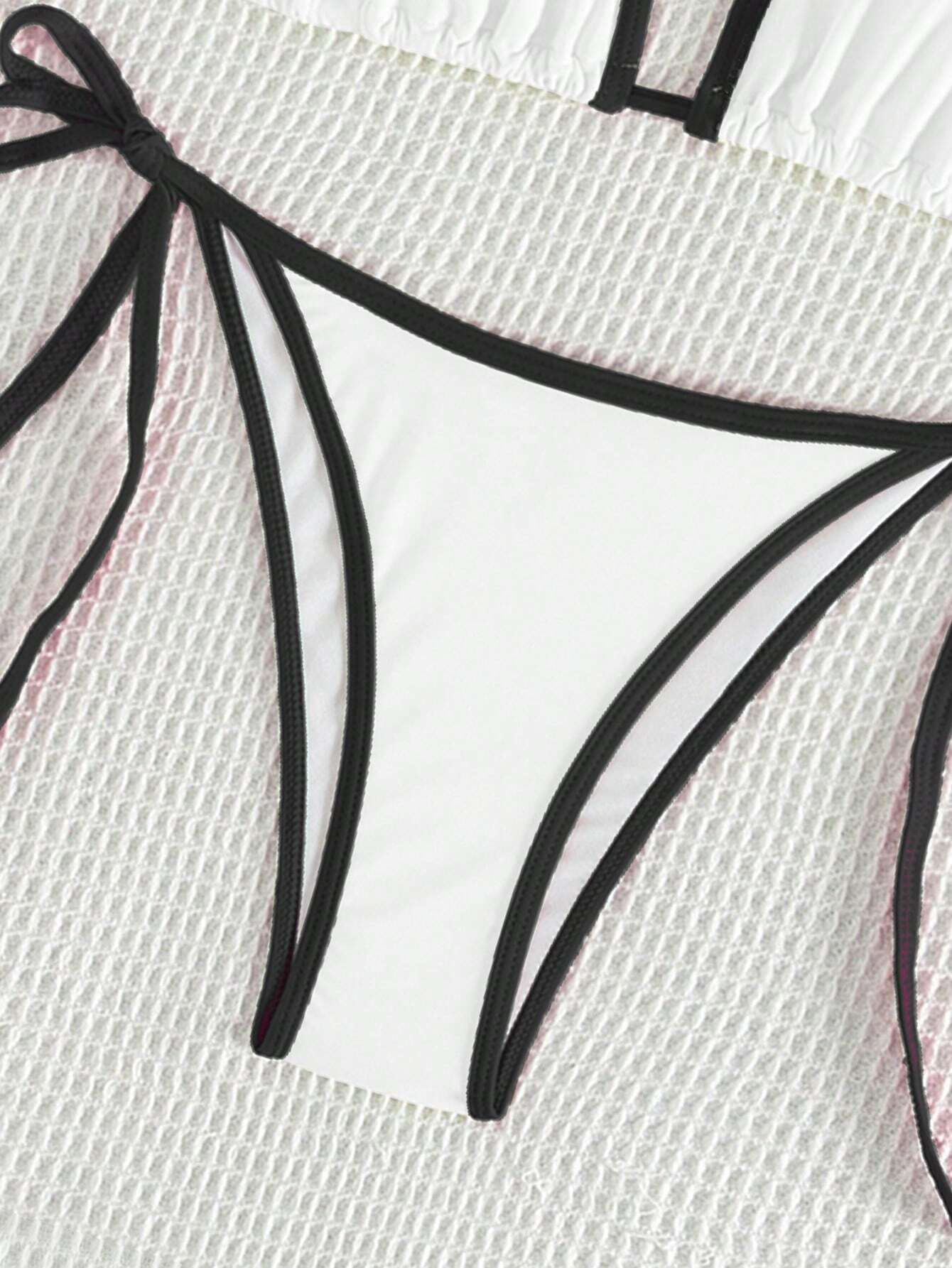 Bikini Blanco Con Ribete Negro Y Lazos Laterales Estilo Sexy