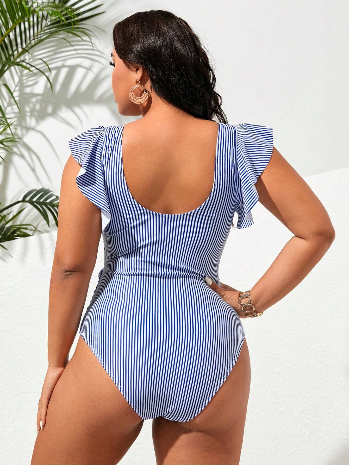 Traje De Baño Enterizo A Rayas Con Volantes Y Abertura