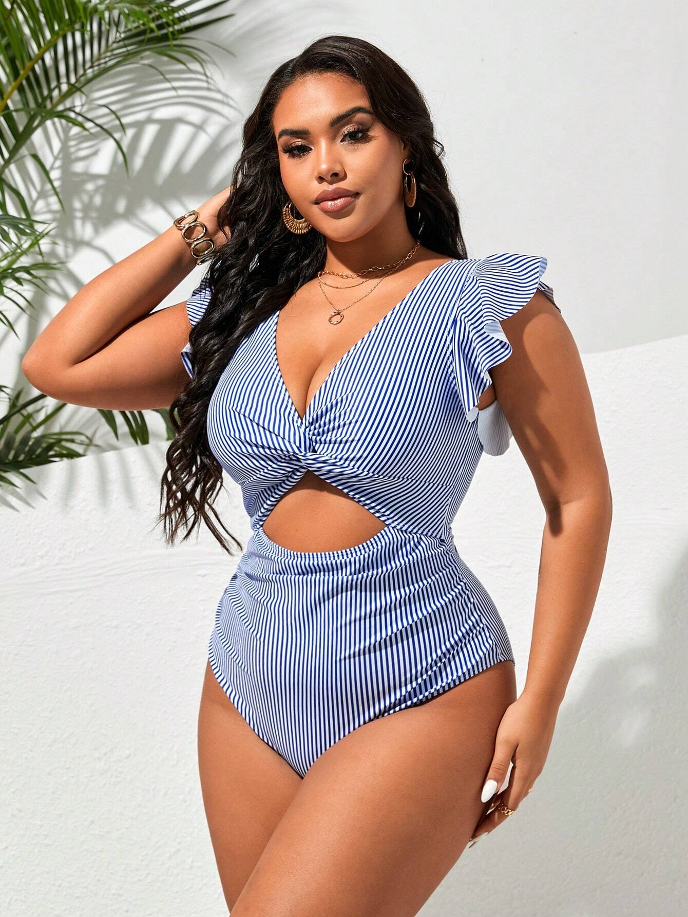 Traje De Baño Enterizo A Rayas Con Volantes Y Abertura