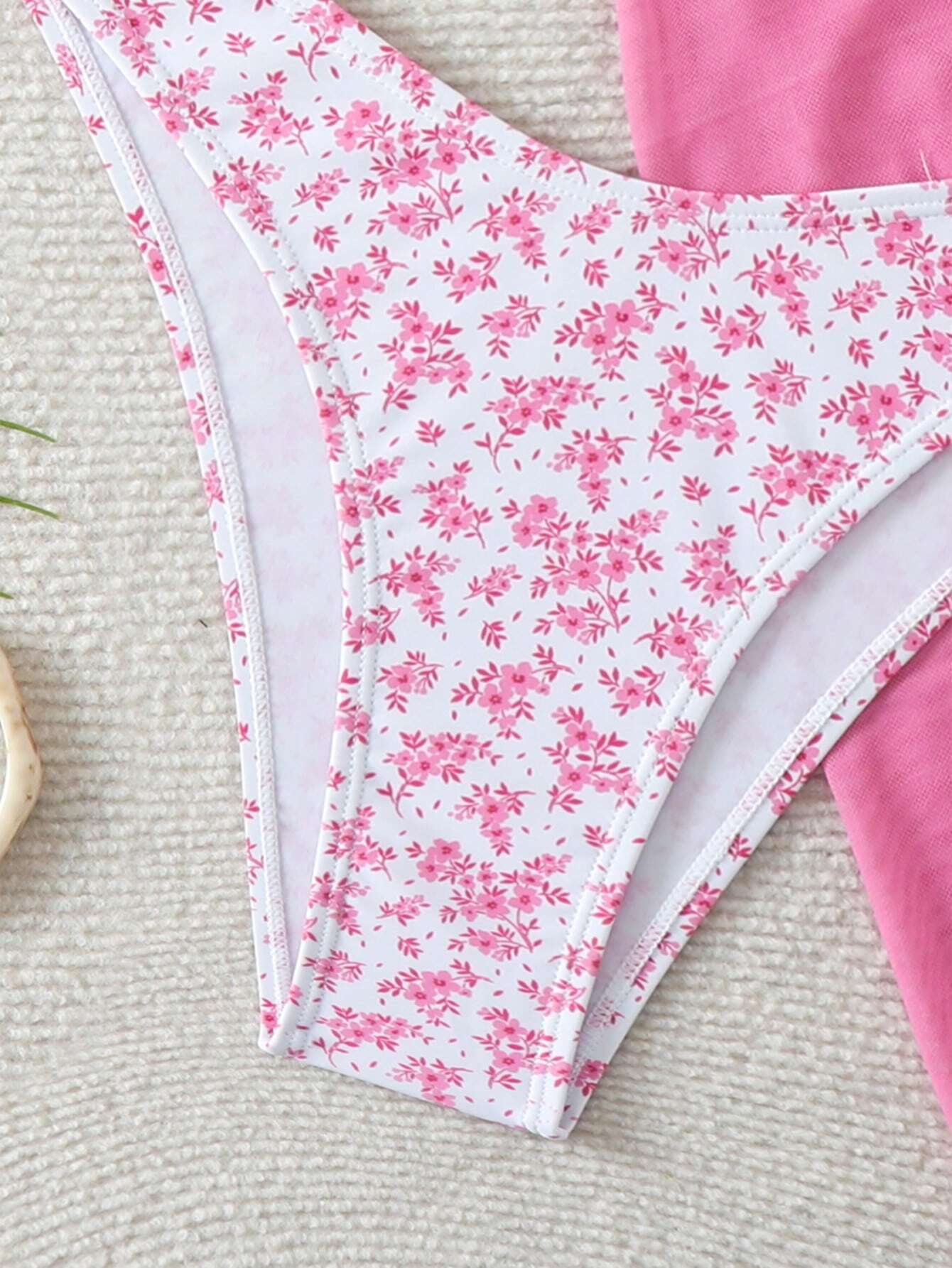 Bikini Con Pareo y Estampado Floral Rosa