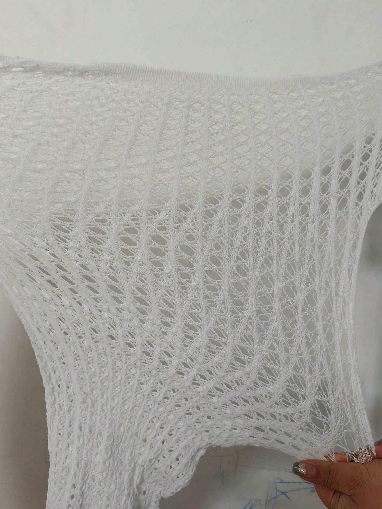 Vestido de Malla Blanco Ajustado con Manga Larga y Transparencia