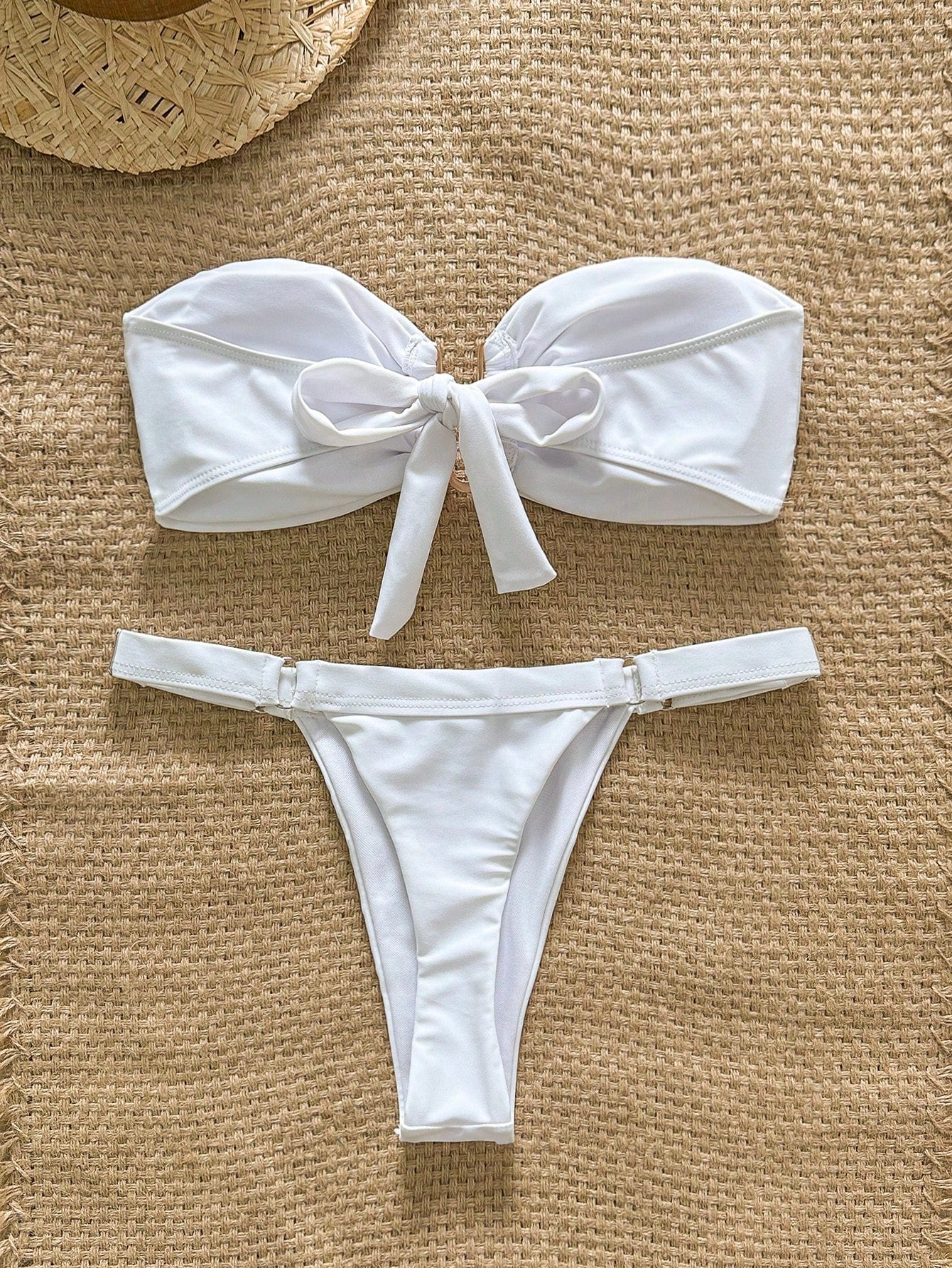 Bikini Tipo Tanga Top Bandeau Blanco Liso Con Detalle Metálico