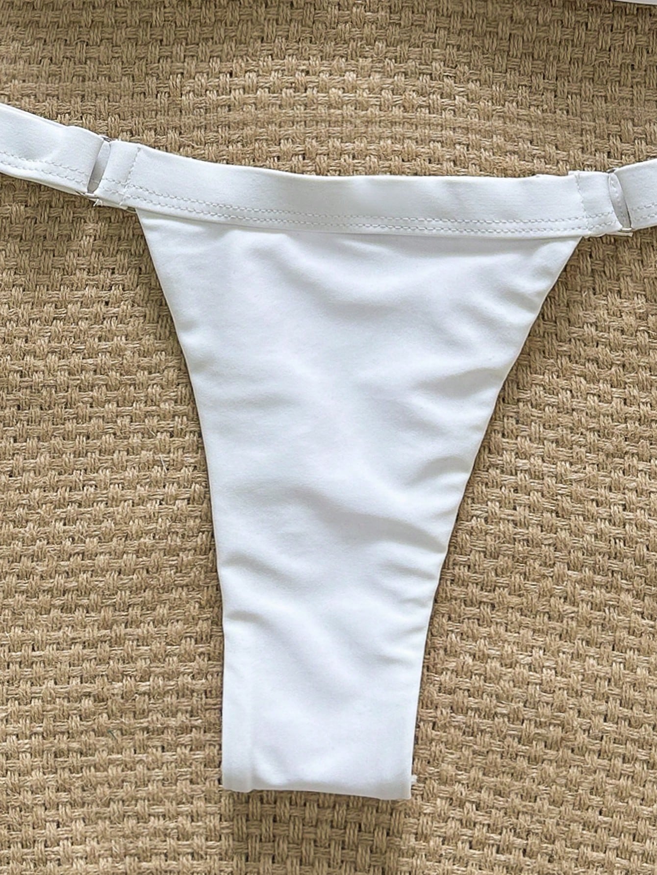 Bikini Tipo Tanga Top Bandeau Blanco Liso Con Detalle Metálico