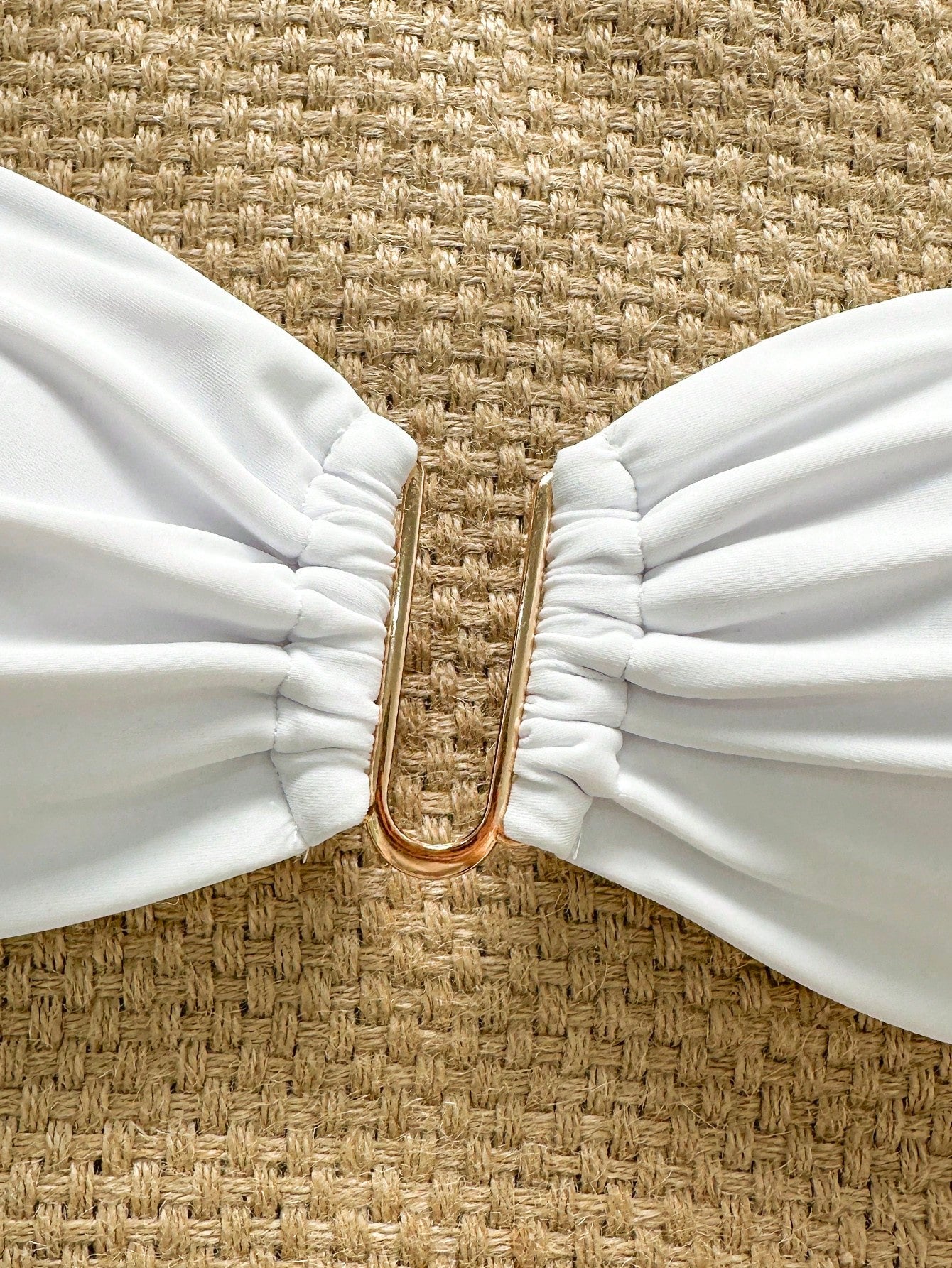 Bikini Tipo Tanga Top Bandeau Blanco Liso Con Detalle Metálico