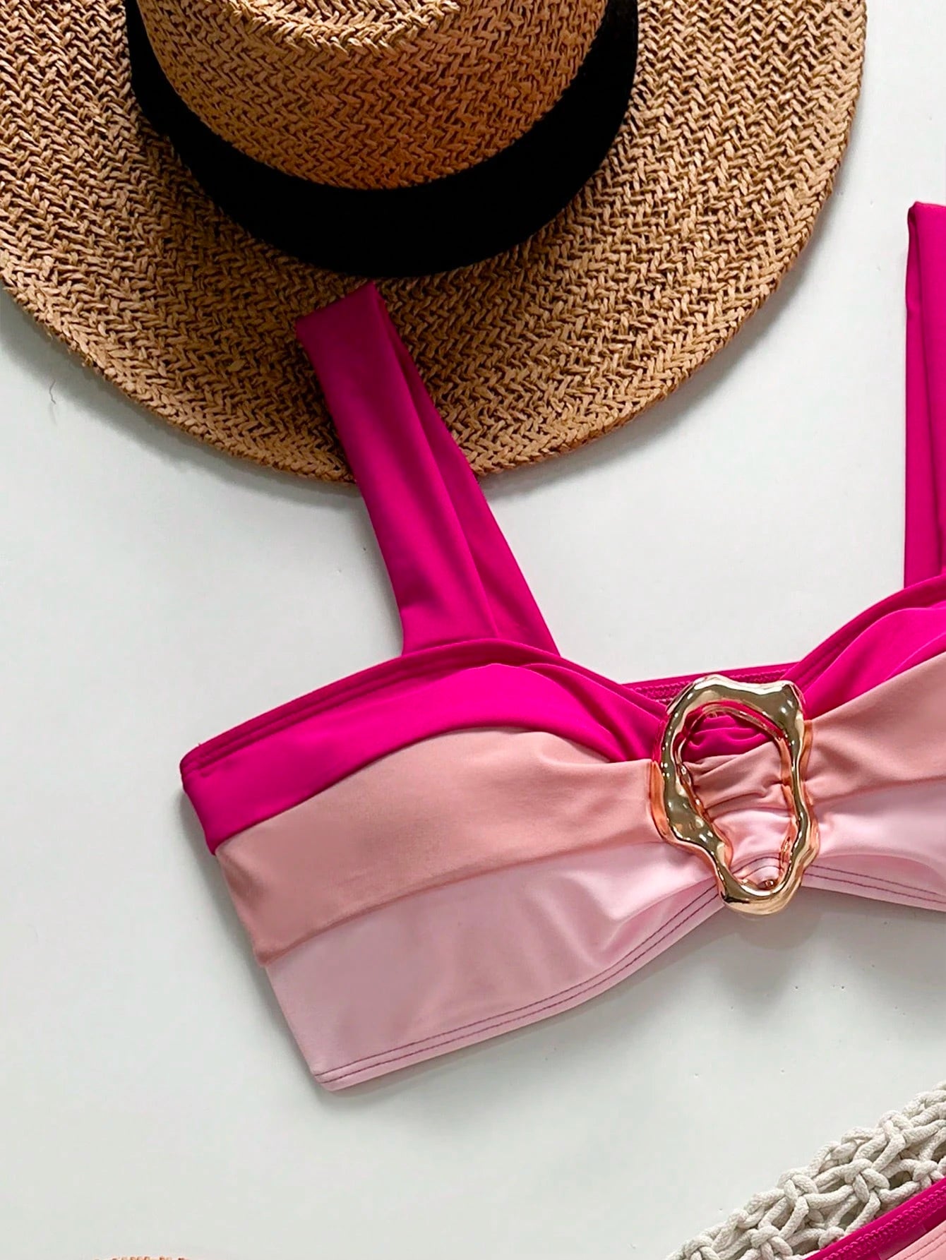 Bikini Rosa Combinado Con Detalle Dorado Y Talle Alto