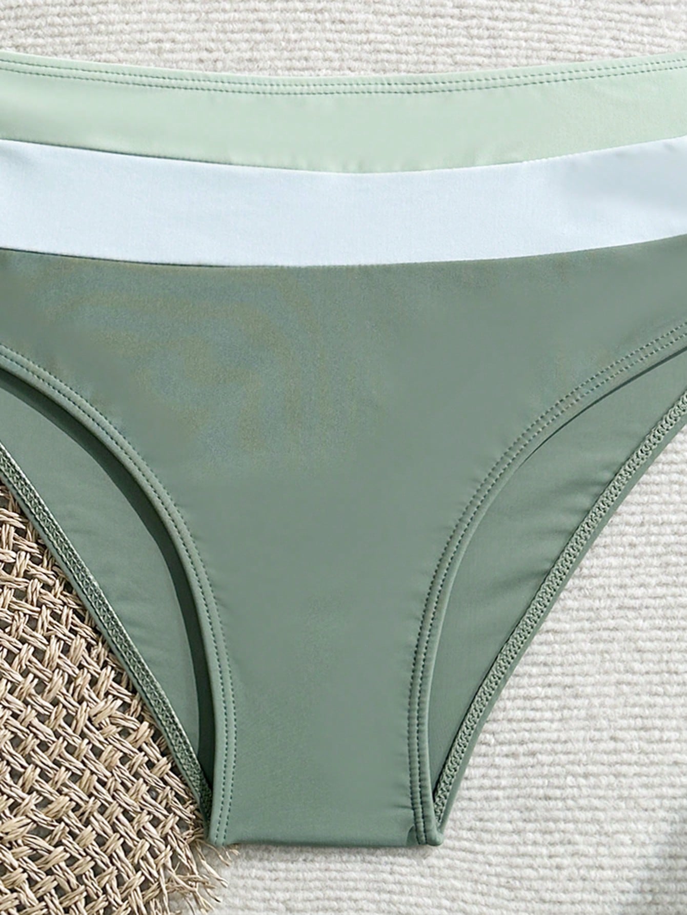 Bikini Verde Combinado Con Detalle Dorado Y Talle Alto
