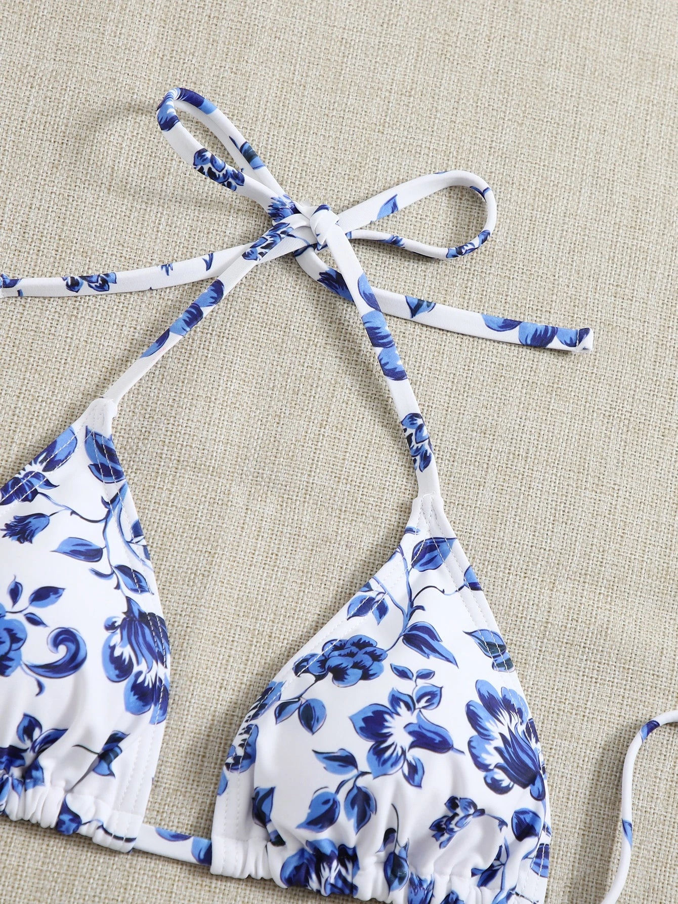 Bikini Floral Azul y Blanco con Top Halter y Pareo Transparente