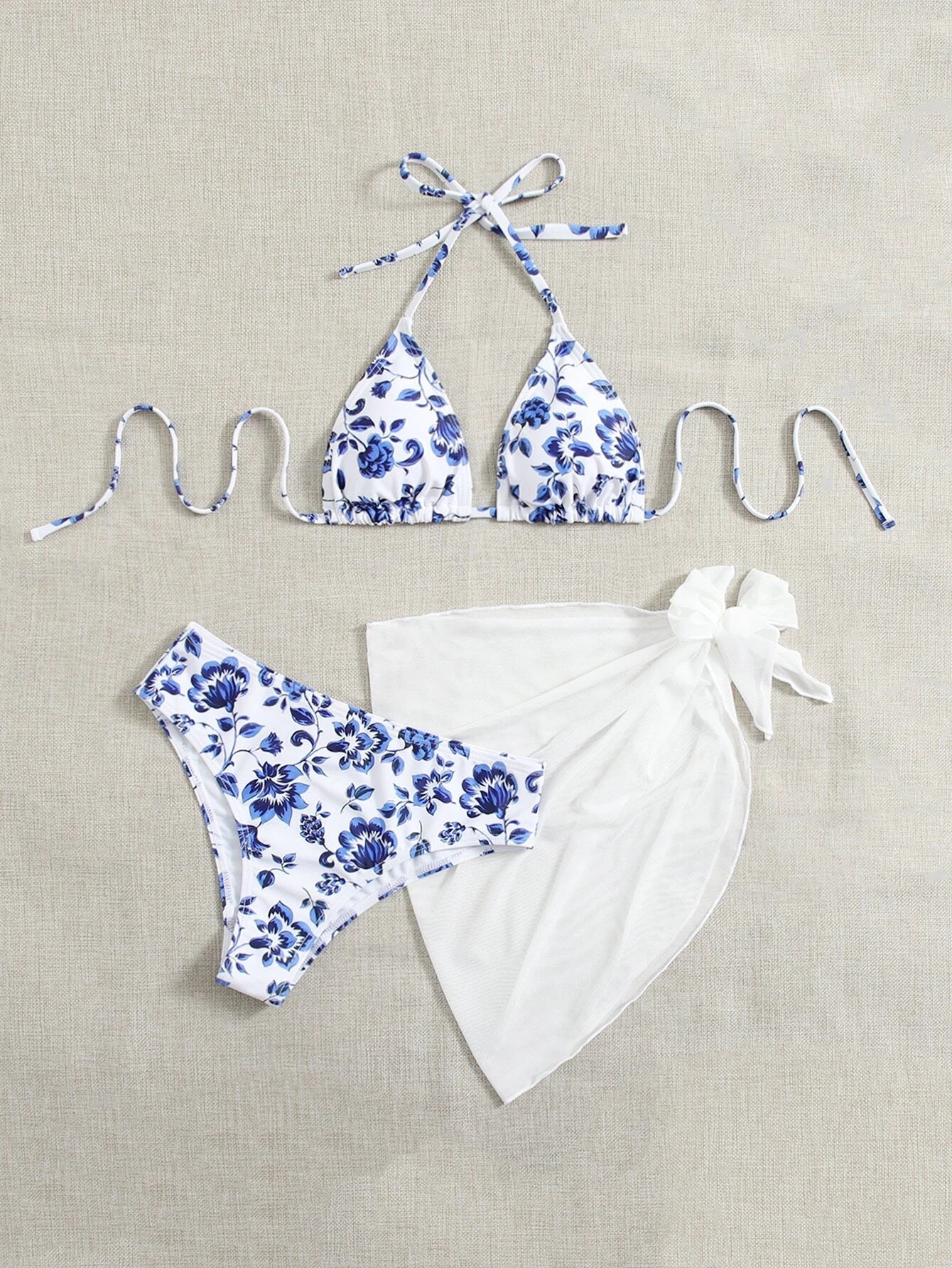 Bikini Floral Azul y Blanco con Top Halter y Pareo Transparente