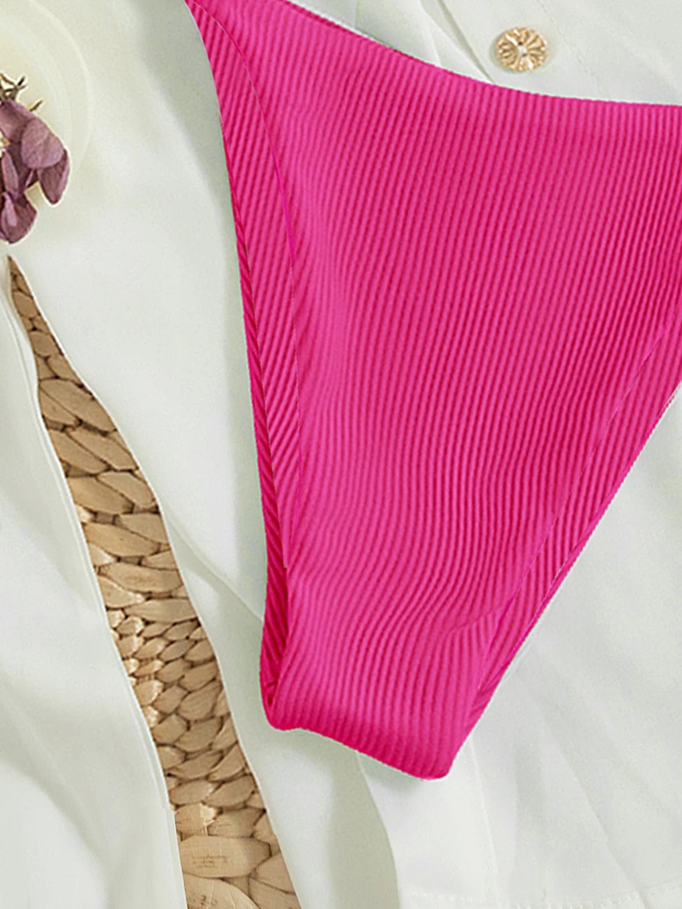 Bikini Triangular Rosa Fucsia con Tirantes Finos y Corte en V