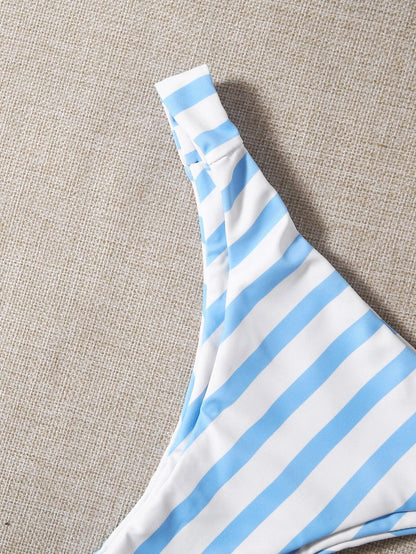 Bikini de Rayas Azul y Blanco con Short de Malla y Top Halter Ajustable