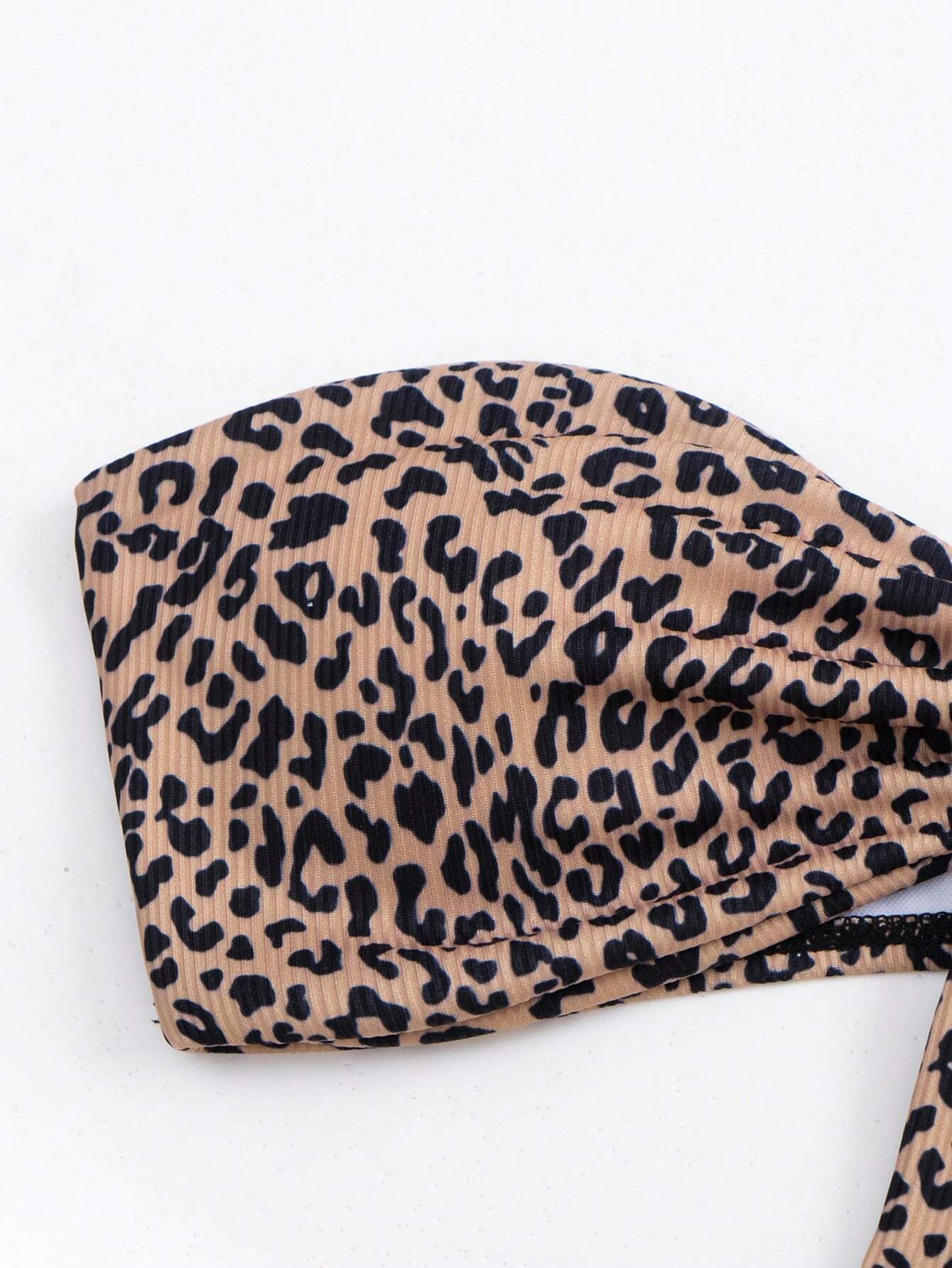 Bikini bandeau de talle alto con estampado de leopardo y nudo frontal