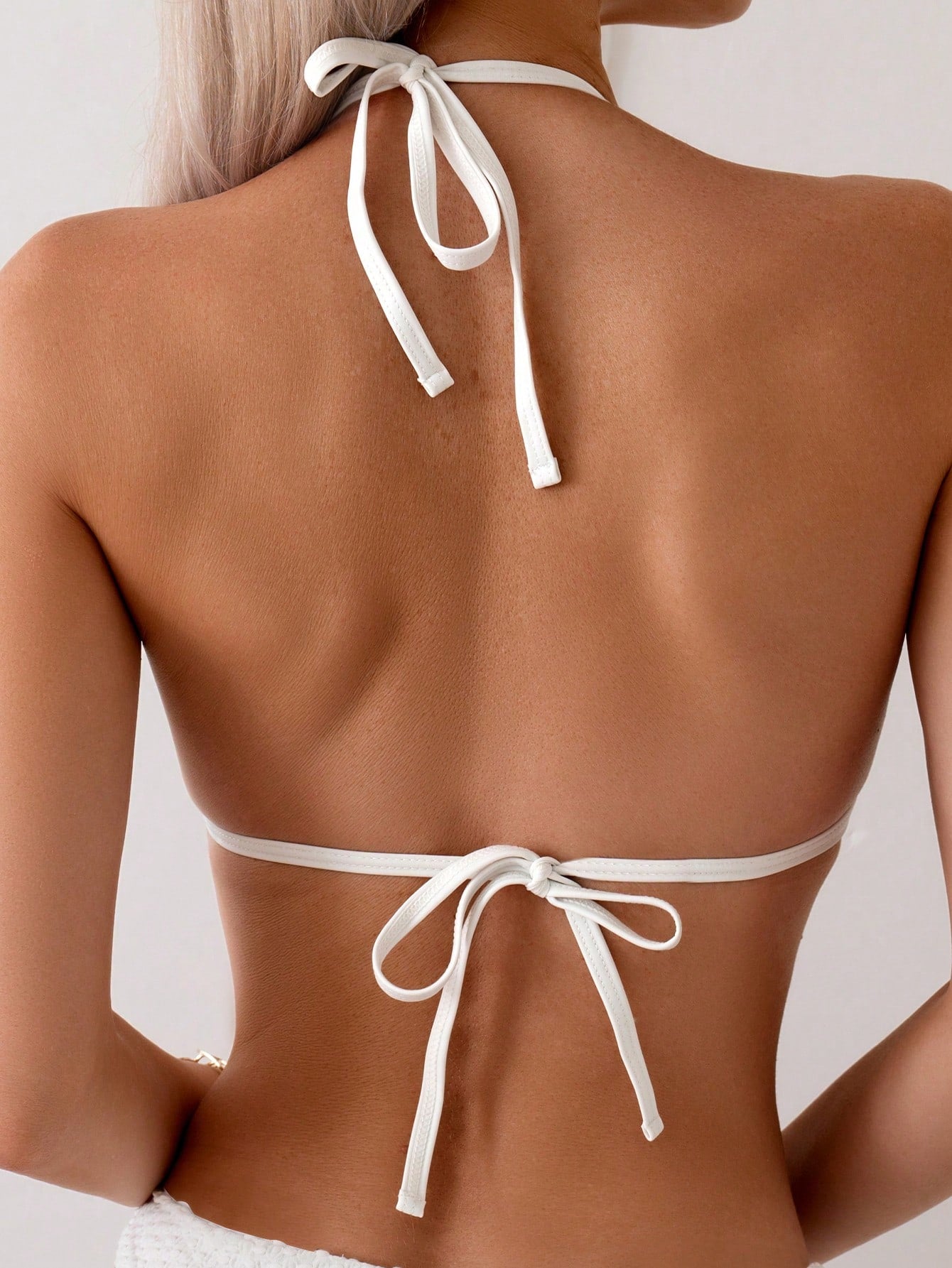 Bikini Push Up Blanco Con Detalles De Perlas Y Corte Bajo