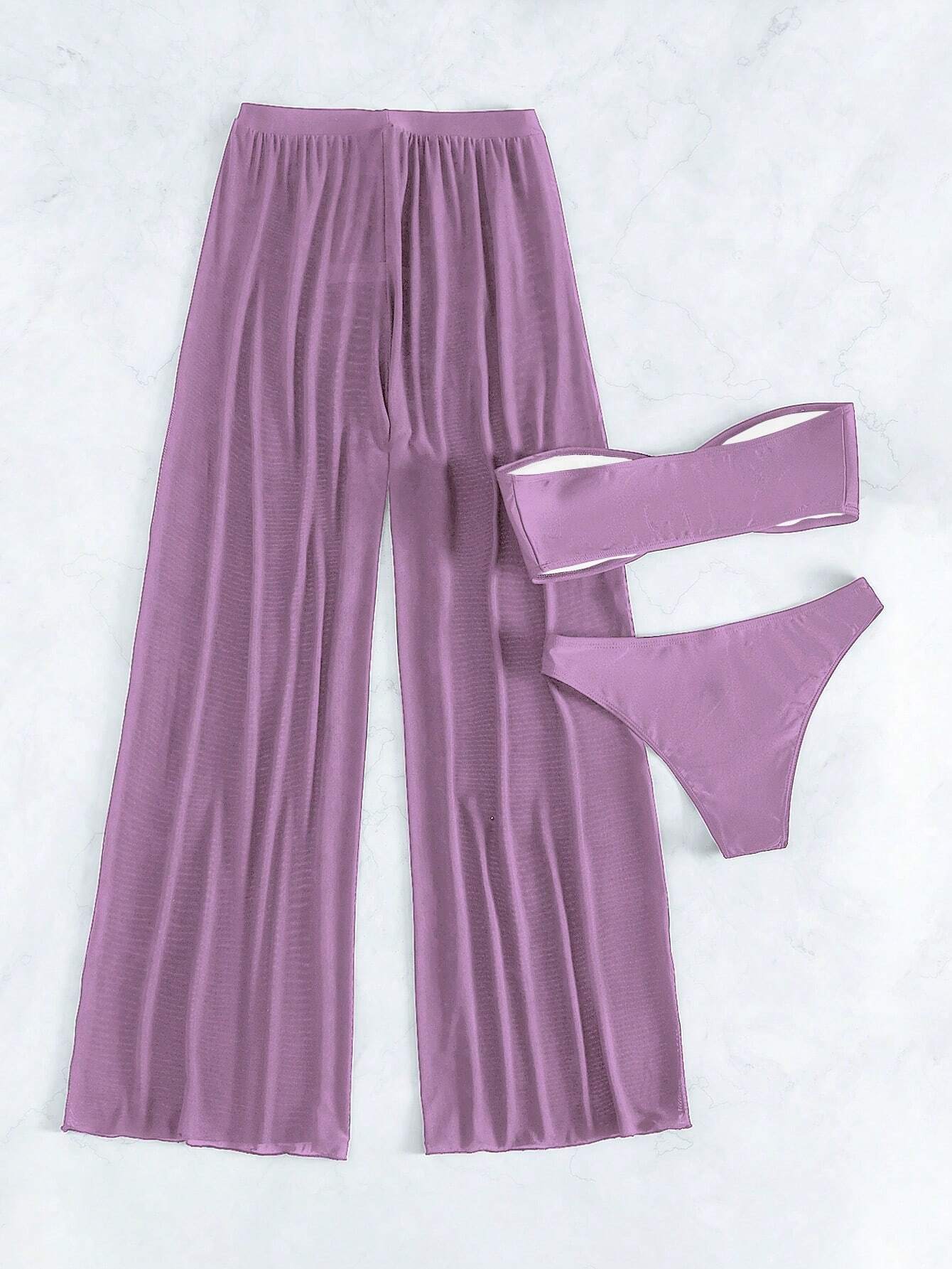 Bikini Bandeau Morado Con Pantalón Ligero Para Un Look Sofisticado