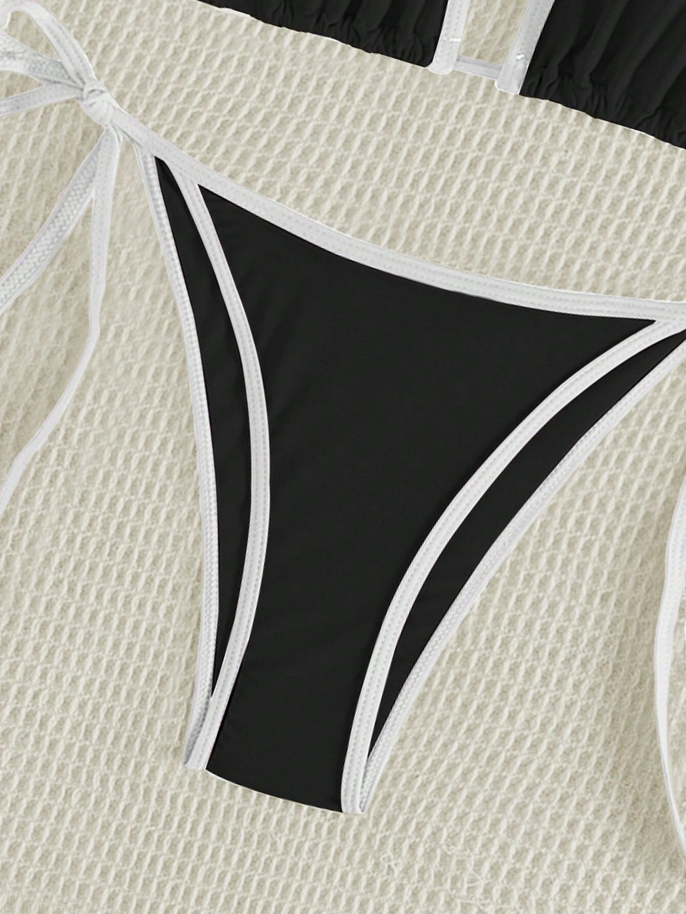 Bikini Triangular Halter Blanco y Negro con Ribete Contrastante