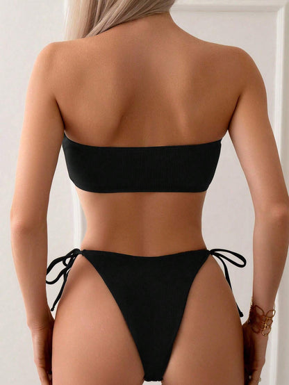 Bikini Negro de Tres Piezas con Lazo Lateral y Top Bandeau