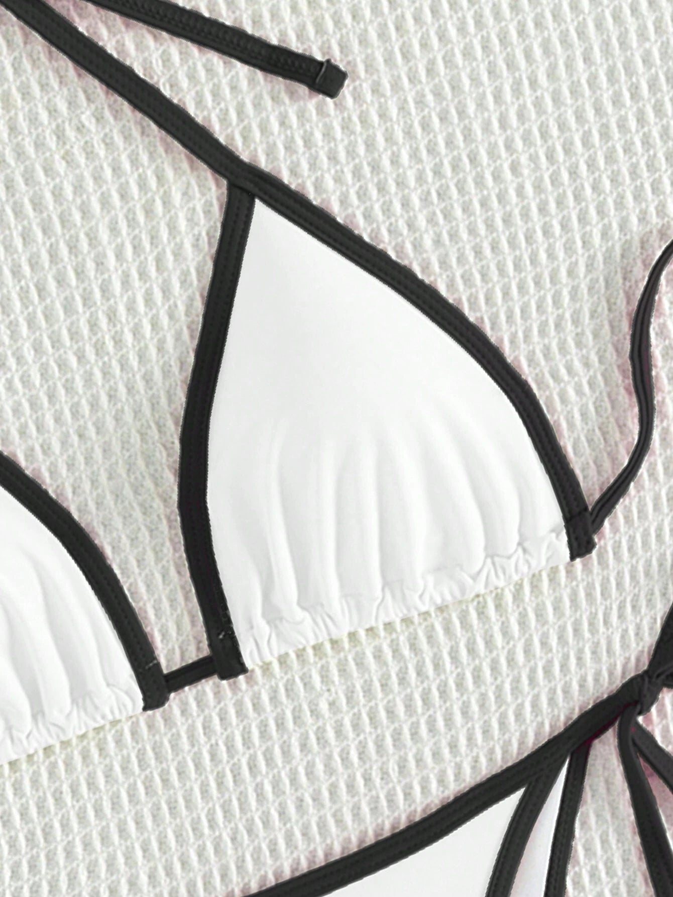Bikini Blanco Con Ribete Negro Y Lazos Laterales Estilo Sexy