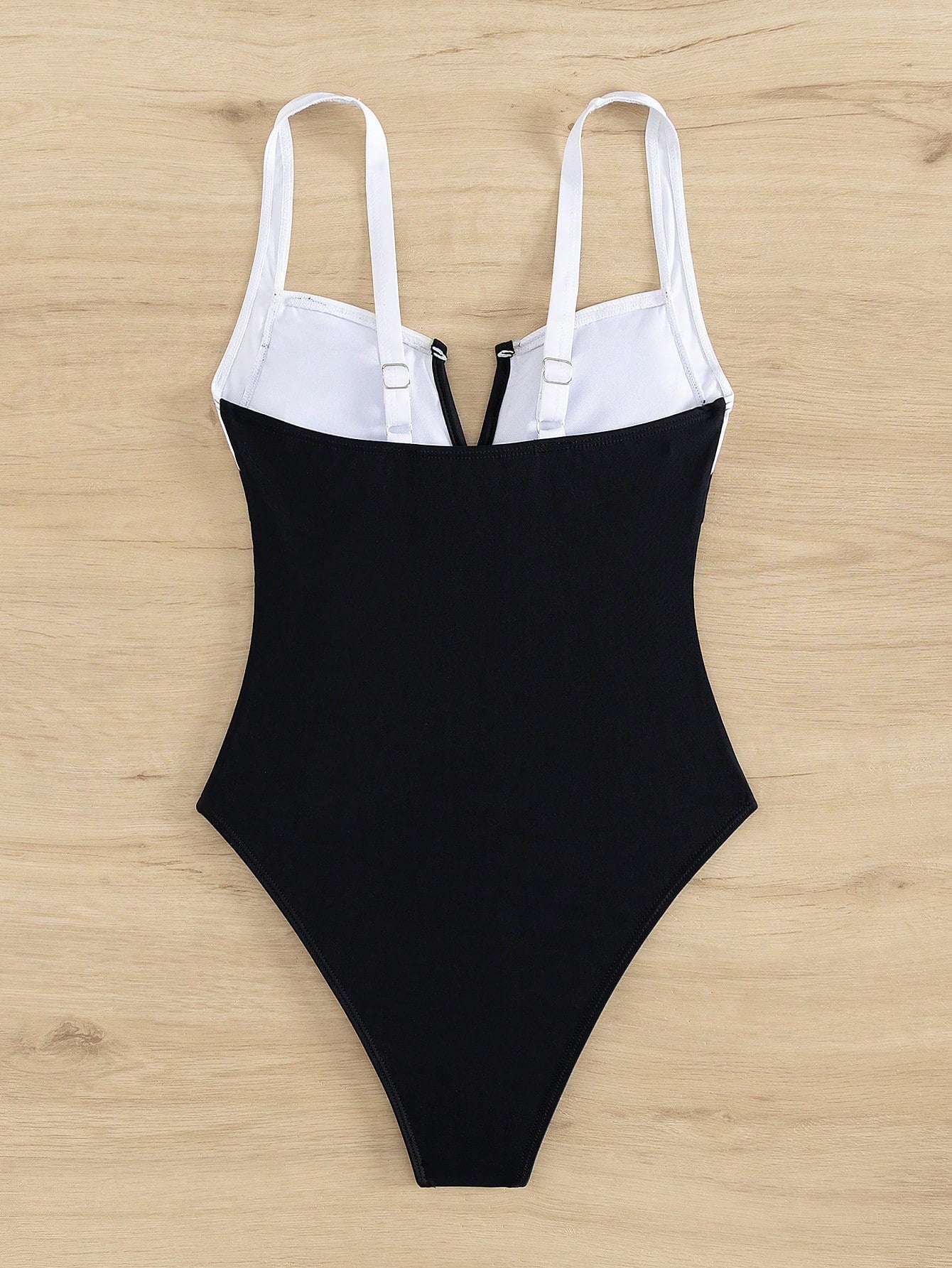 Traje De Baño Enterizo Con Ribete Blanco Y Escote En V