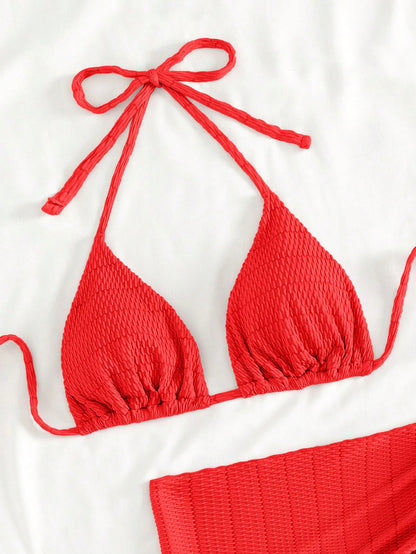 Bikini Rojo Casual con Textura y Pareo Lateral de Nudo
