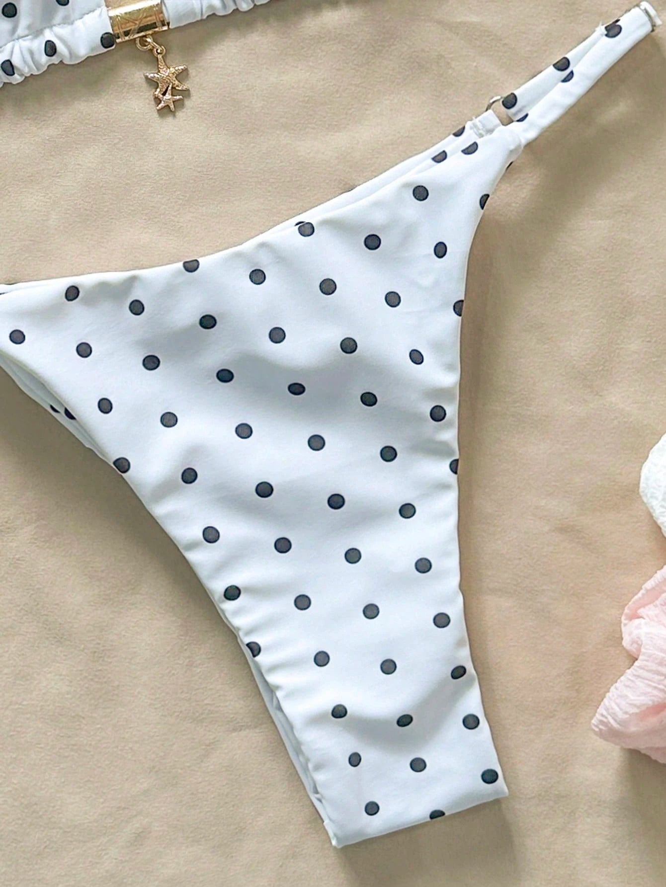 Bikini Triangular De Lunares Blanco Con Aro Decorativo