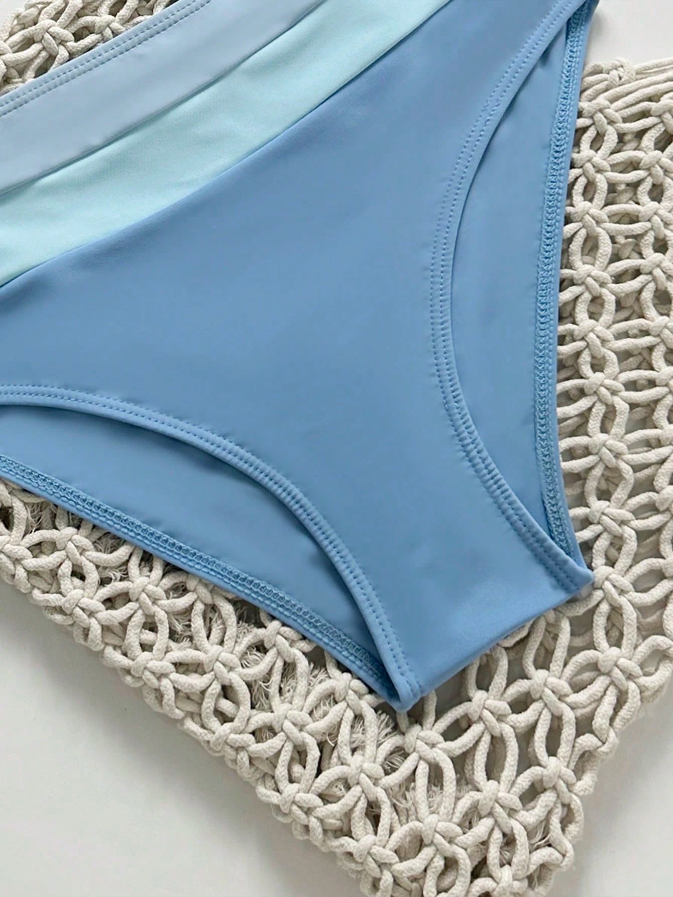 Bikini Azul Combinado Con Detalle Dorado Y Talle Alto