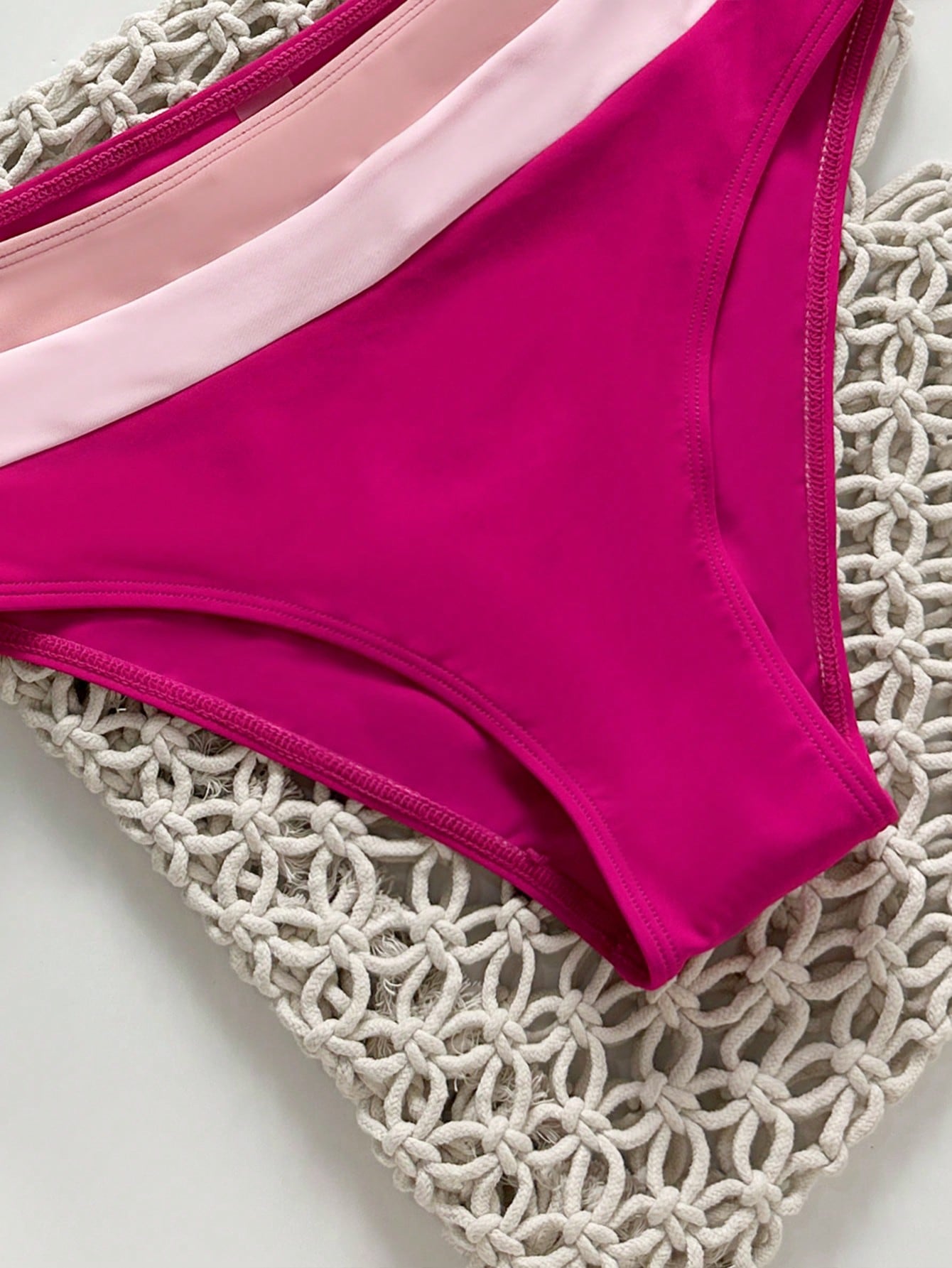 Bikini Rosa Combinado Con Detalle Dorado Y Talle Alto