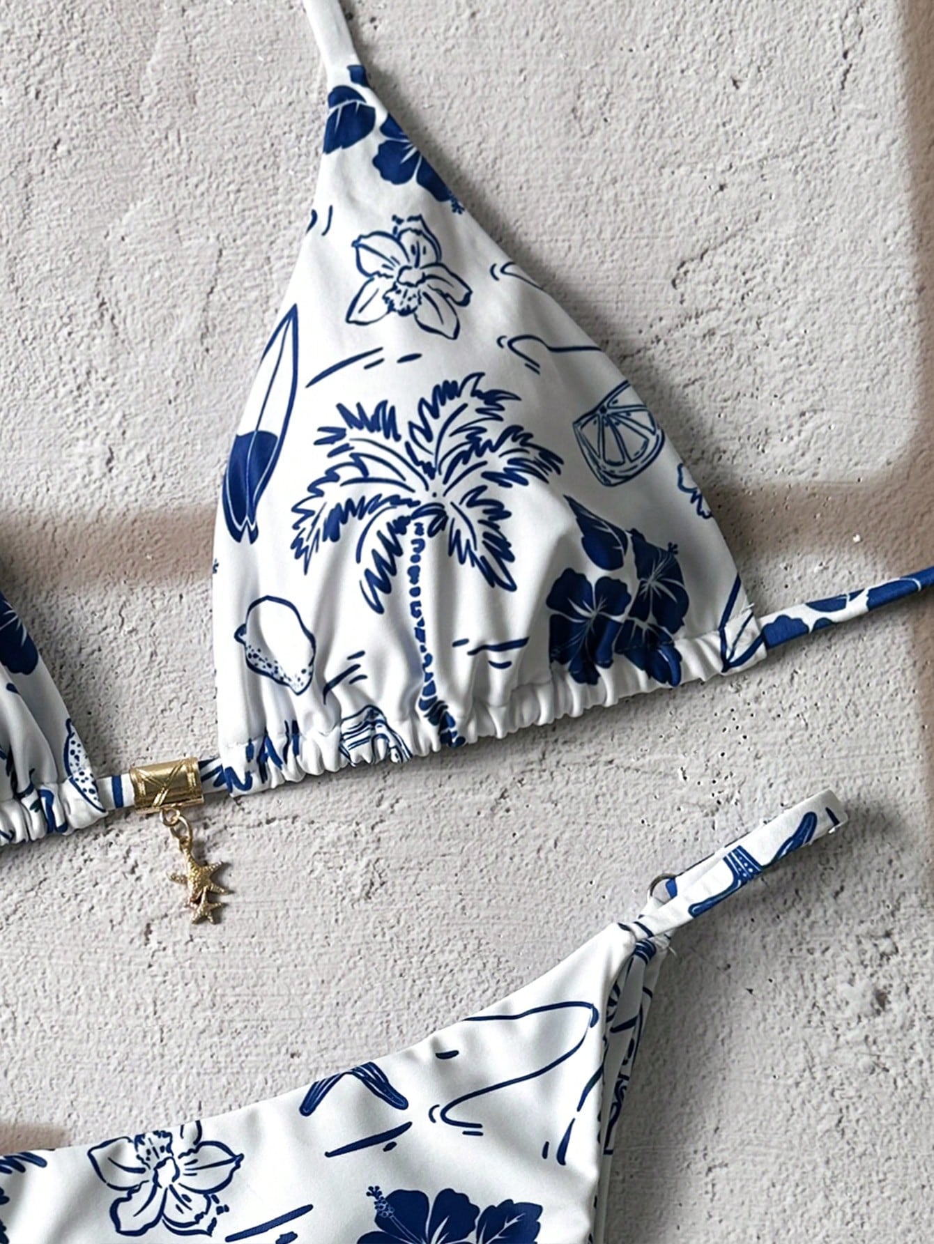 Bikini Triangular Tropical Blanco Multicolor con Cordón Espalda